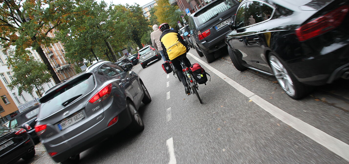 Radfahrer wird mit weniger als 1,5 Meter Abstand überholt.
