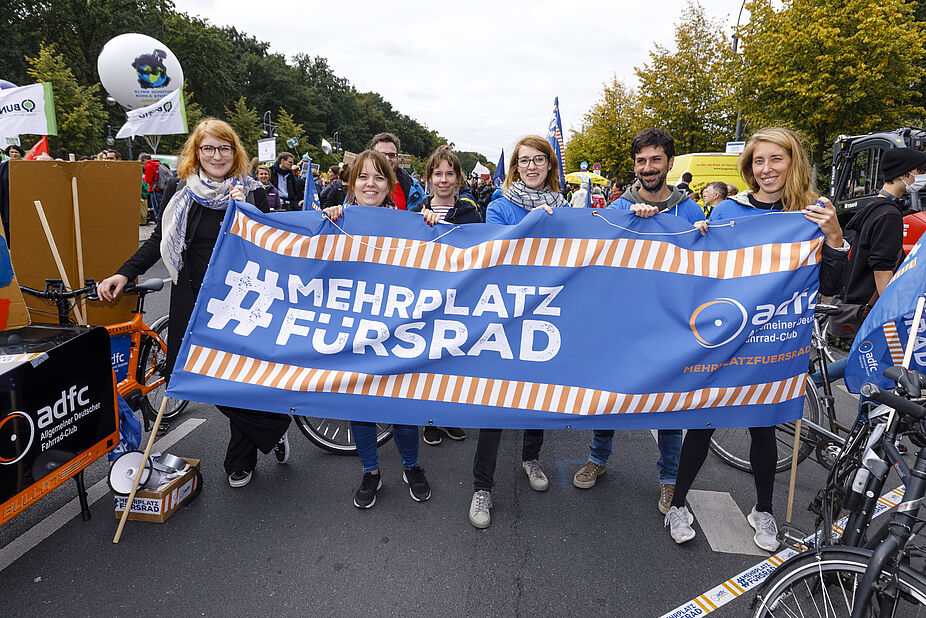 Globaler Klimastreik und ADFC-Demo #MehrPlatzFürsRad am 20.9.2019 in Berlin ADFC | Globaler Klimasstreik und ParkingDay im Wrangelkiez am 20. September 2019