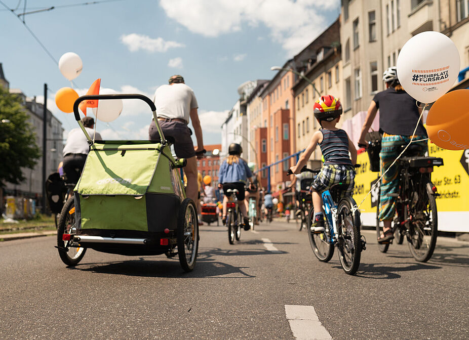 Kinderroute der ADFC-Sternfahrt Familien mit Kindern auf dem Rad bei der ADFC-Sternfahrt. Sie demonstrieren für mehr Platz fürs Rad.