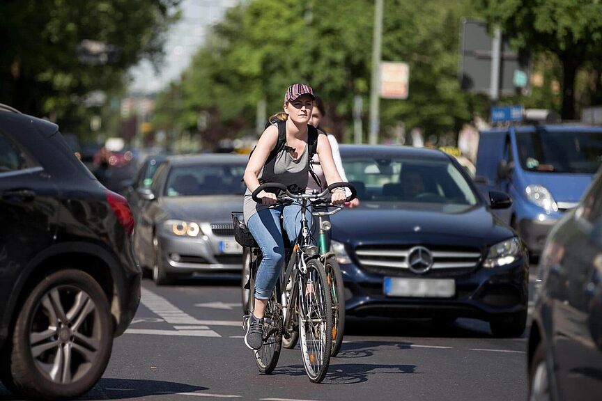 Lebenswert? Autos dominieren auf den Straßen. Fahrradfahren im täglichen Verkehr