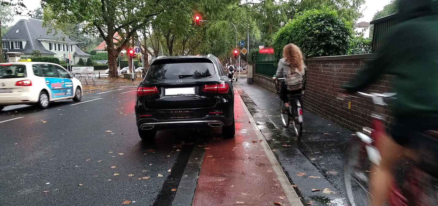 Schlechte Radinfrastruktur behindert das Ganzjahresradfahren Foto von einem Auto parkend auf einem Radweg