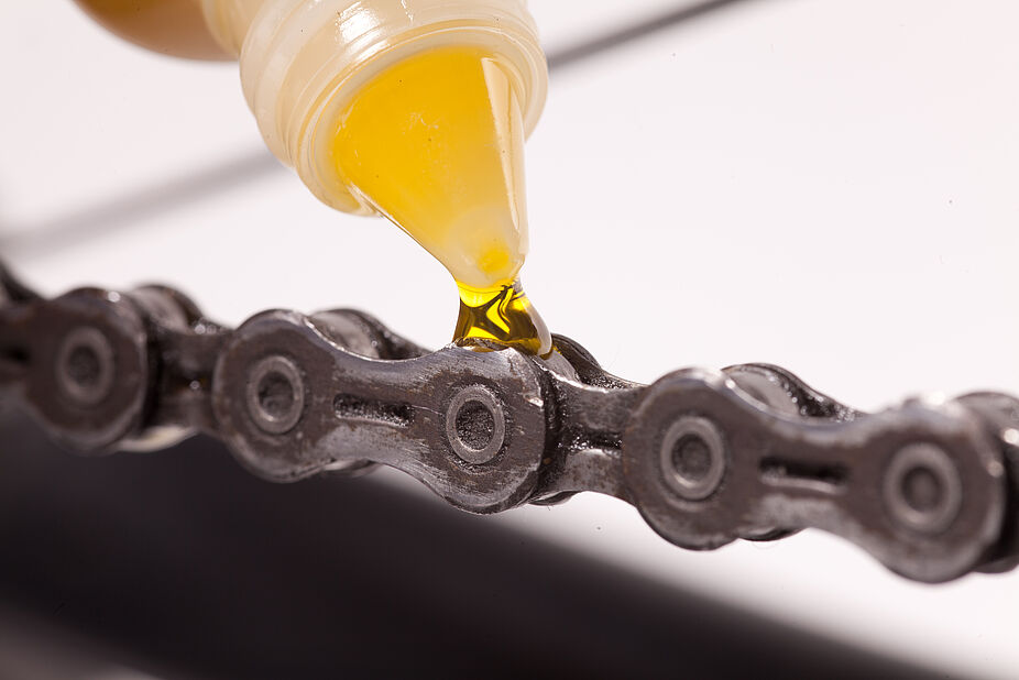 Fahrradpflege: Fahrradkette ölen Öl wird auf die Fahrradkette geträufelt