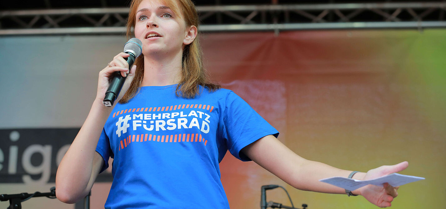 Rebecca Peters mit Mikrofon auf Kundgebung zur IAA-Demo 2019