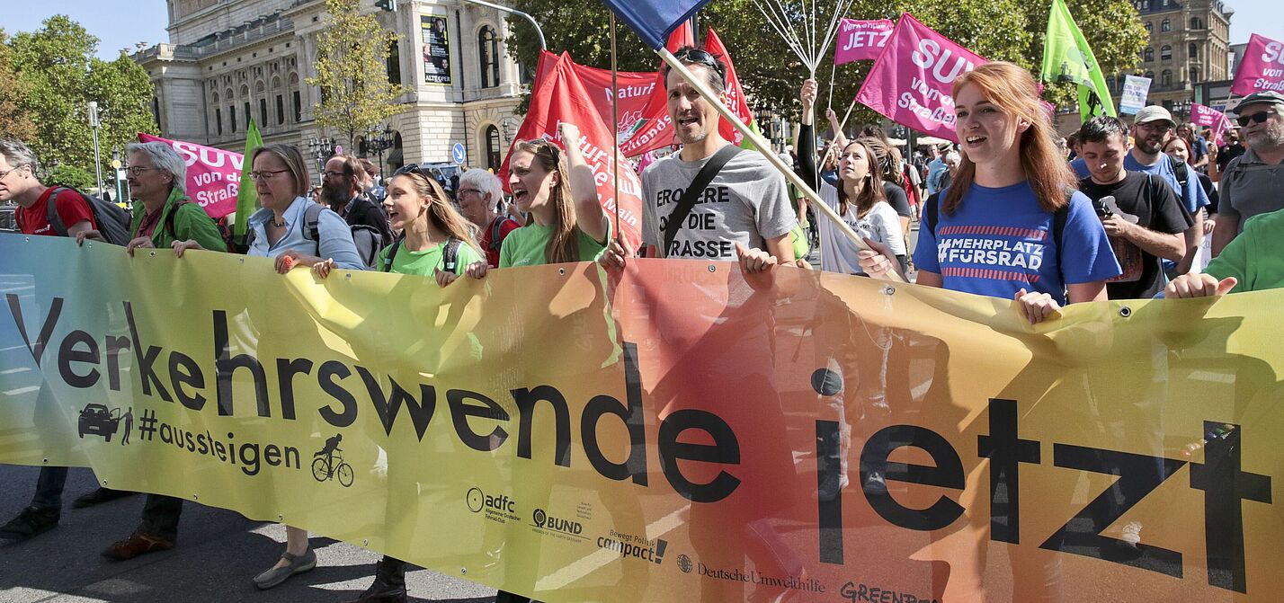 IAA-Demo am 14. September 2019 unter dem Motto Verkehrswende jetzt mit Rebecca Peters (blaues Shirt) IAA-Demo am 14. September 2019 unter dem Motto Verkehrswende jetzt mit Rebecca Peters (blaues Shirt).