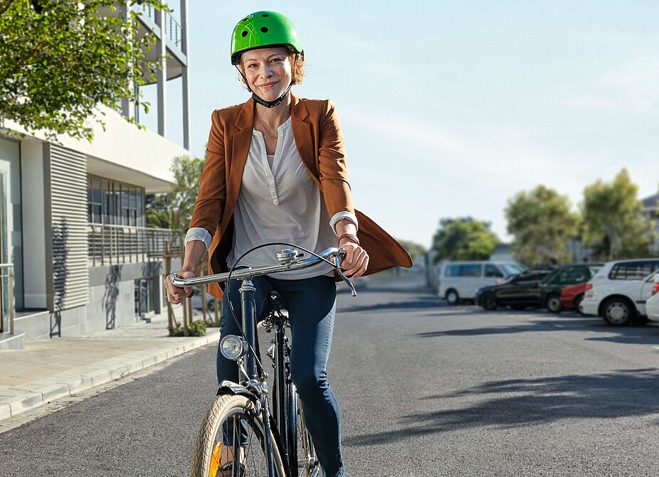 Themenbild „Mit dem Rad zur Arbeit“ Frau auf Fahrrad, Themenbild zur Aktion „Mit dem Rad zur Arbeit“