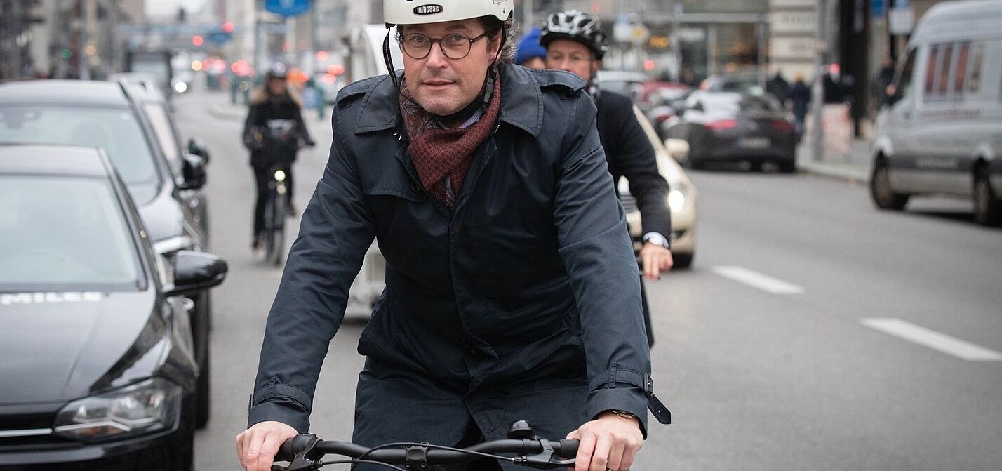 Bundesverkehrsminister Scheuer auf dem Rad Bundesverkehrsminister Andreas Scheuer auf dem Rad