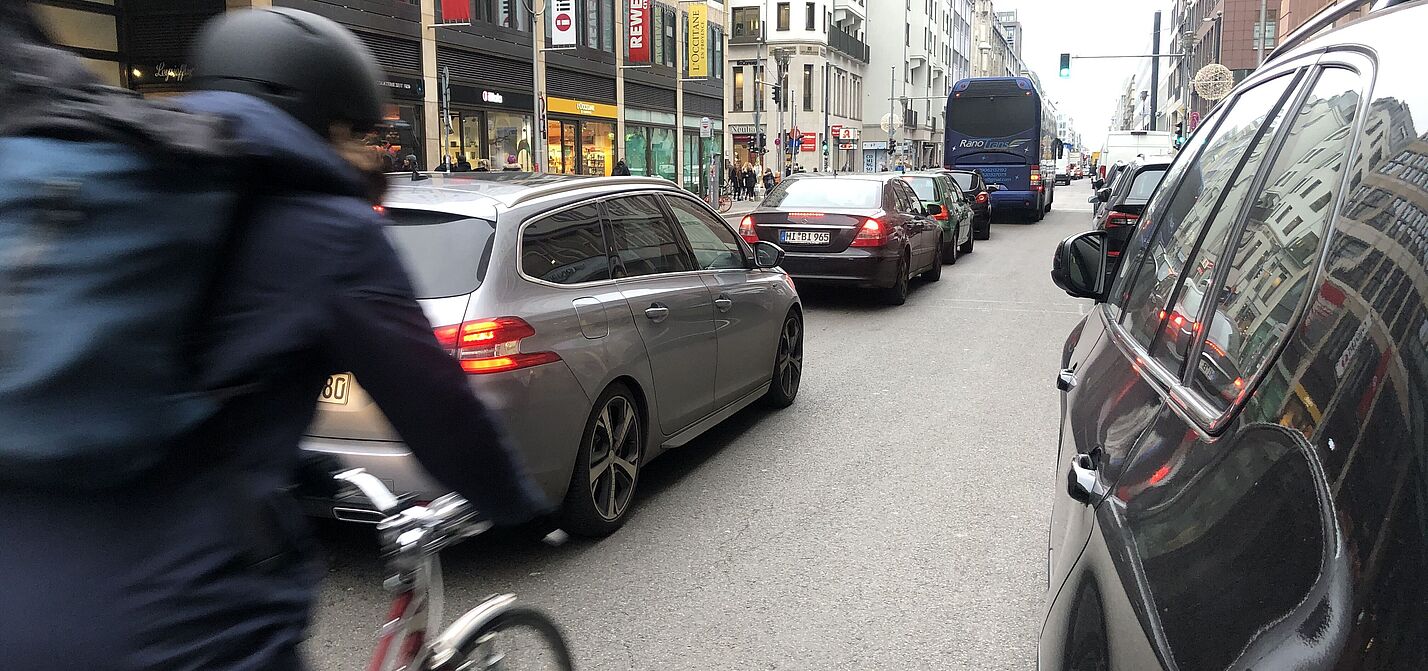 Radverkehr ohne eigene Infrastruktur in Berlin Radfahrer zwischen Autos ohne eigenen Radweg