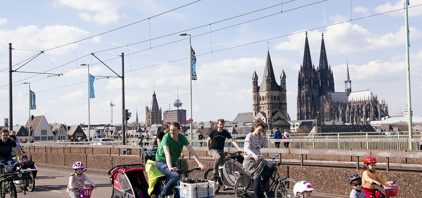 Familien auf dem Rad vor Kölner Dom