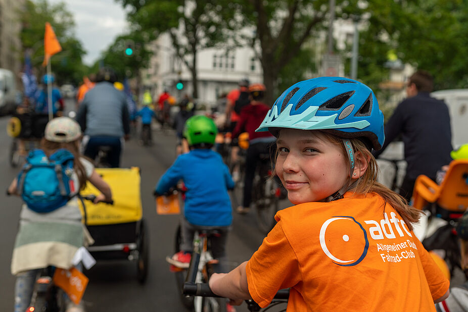 Kidical Mass Berlin Kind auf Fahrrad schaut in die Kamera