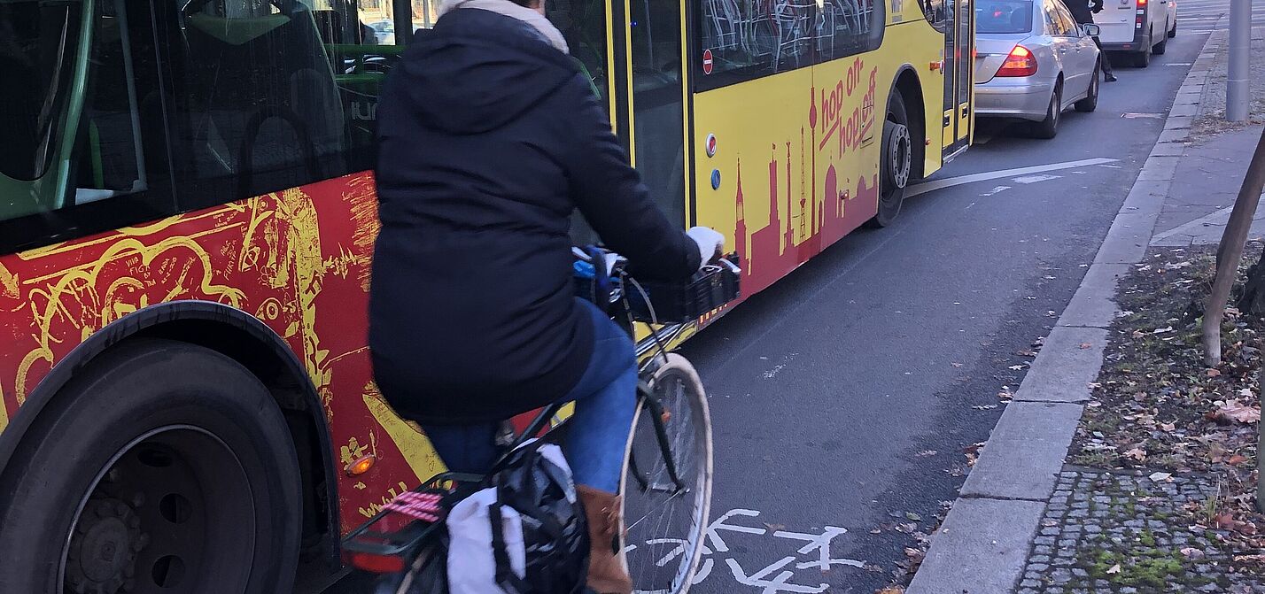 Bedrohliche Nähe auf ungeschützer Radspur Radfahrerin auf ungeschütztem Radfahrstreifen