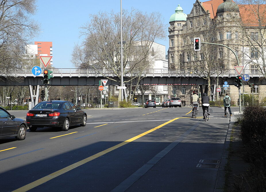 Verbreiterte Aufstellfläche in Berlin Um dem höheren Radverkehrsaufkommen gerecht zu werden, wurde an einer stark frequentierten Kreuzung die Aufstellfläche für Radfahrende verbreitert.