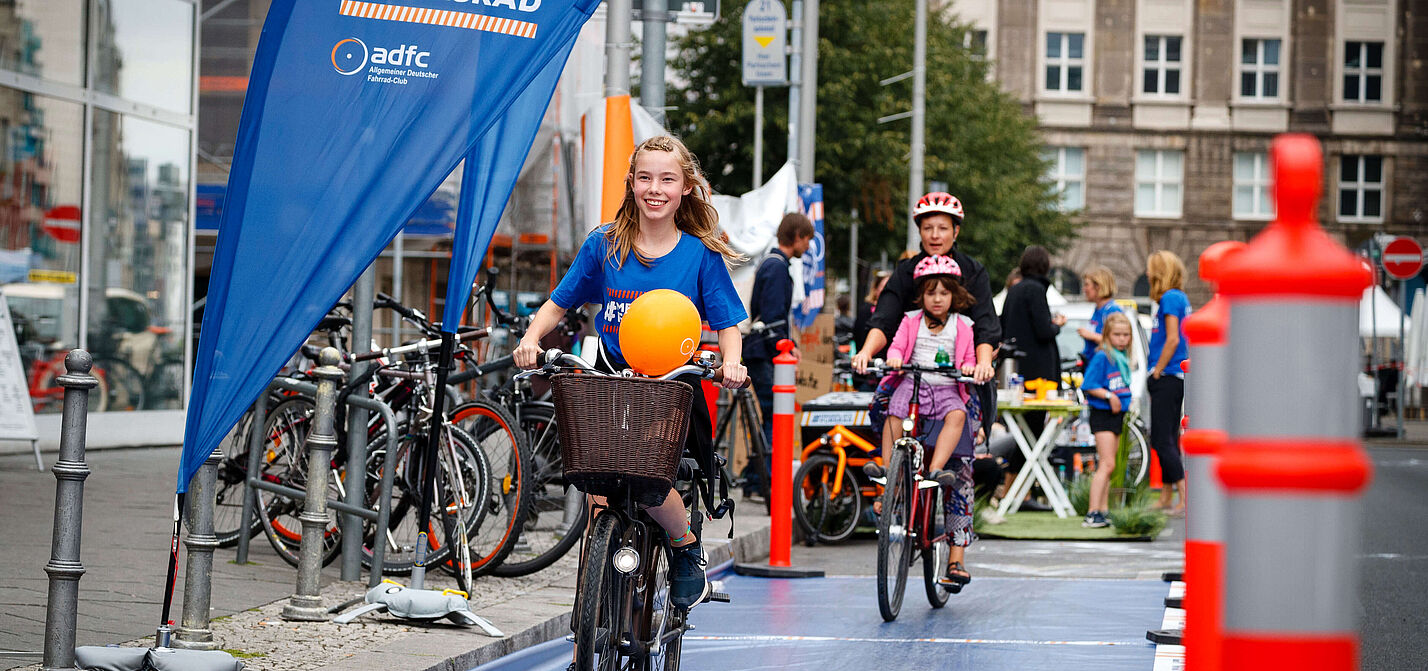 Pop-up Protected Bikelane Zwei Kinder fahren auf temporärer Protected Bikelane