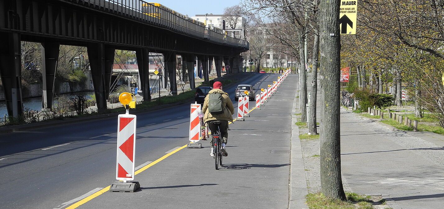 Temporäre Pop-up Fahrradspur in Berlin Um dem höheren Radverkehrsaufkommen in der Corona-Krise gerecht zu werden, wurde an einer vielbefahrenen Straße ohne Radweg eine Autospur in einen Radweg umgewandelt.